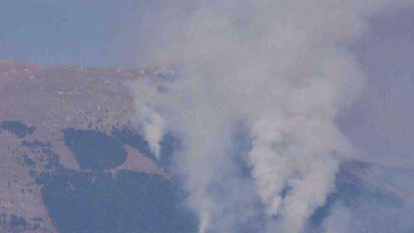 Antrodoco (Rieti), monte Giano completamente avvolto da fiamme