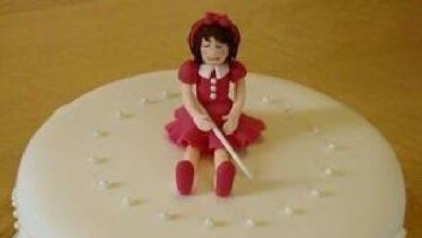 Gb, ordina la torta ma invece della bambolina bionda ne trova una cieca