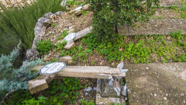 Gerusalemme, vandali spezzano croci in un cimitero cattolico