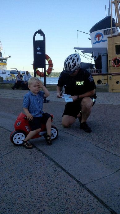 Canada, la polizia finge di multare un bimbo: la reazione fa il giro dei social