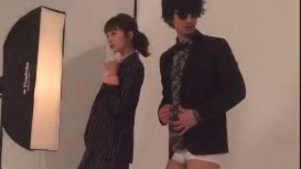 Giappone, modello perde i pantaloni durante lo shooting: il video è esilarante
