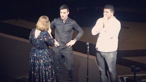 Adele, la cover diventa virale e invita gli autori sul palco