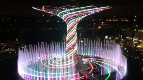 Expo, il cielo di Milano si colora con i fuochi d'artificio e le luci dell'Albero della Vita