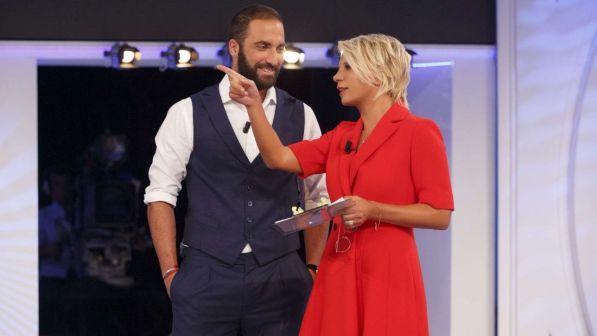 "C'è Posta per Te", lacrime e risate con Trussardi-Hunziker e Gonzalo Higuain