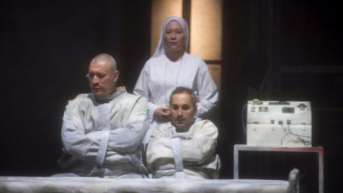Teatro, Gassmann racconta il suo viaggio nella follia e trasforma l'incubo in sogno