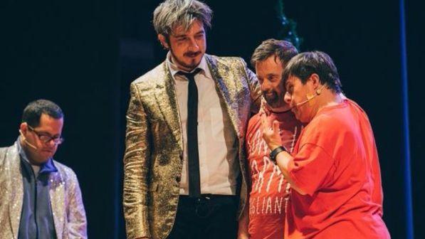 Il "Grande abbraccio" di Paolo Ruffini sul palco con sei attori down