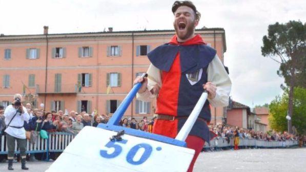 Palio della rana: a Fermignano la corsa più divertente che ci sia