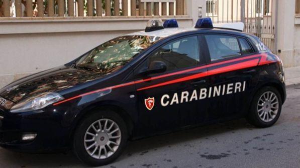Napoli, tenevano figlio affetto da psicosi incatenato al letto: arrestati