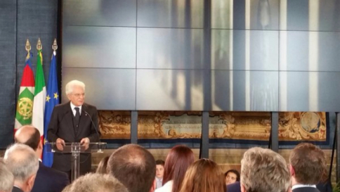 Mattarella: "Auschwitz non ci abbandona, ci ricorda quali orrori può compiere l'uomo"