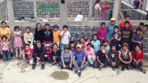 Una scuola tutta di plastica: quando le bottiglie diventano mattoni "verdi"