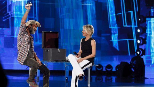 "Amici", Emma alla guida dei Bianchi e Raz Degan quinto giudice