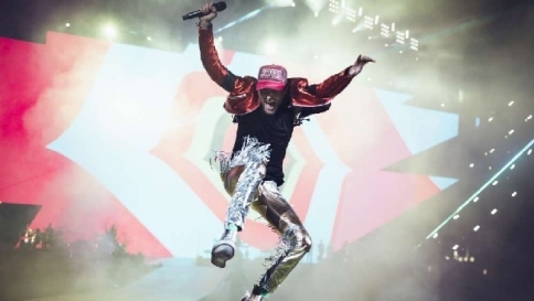 Jovanotti tra kolossal e cartoons: trionfa con uno show "per bambini di ogni età"
