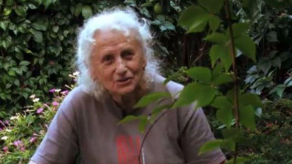 Stromboli, la battaglia di Aimèe Carmoz: a 87 anni lotta per un'isola più pulita
