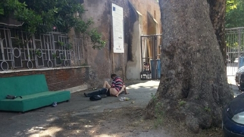 Roma, sesso in strada a Trastevere tra i rifiuti