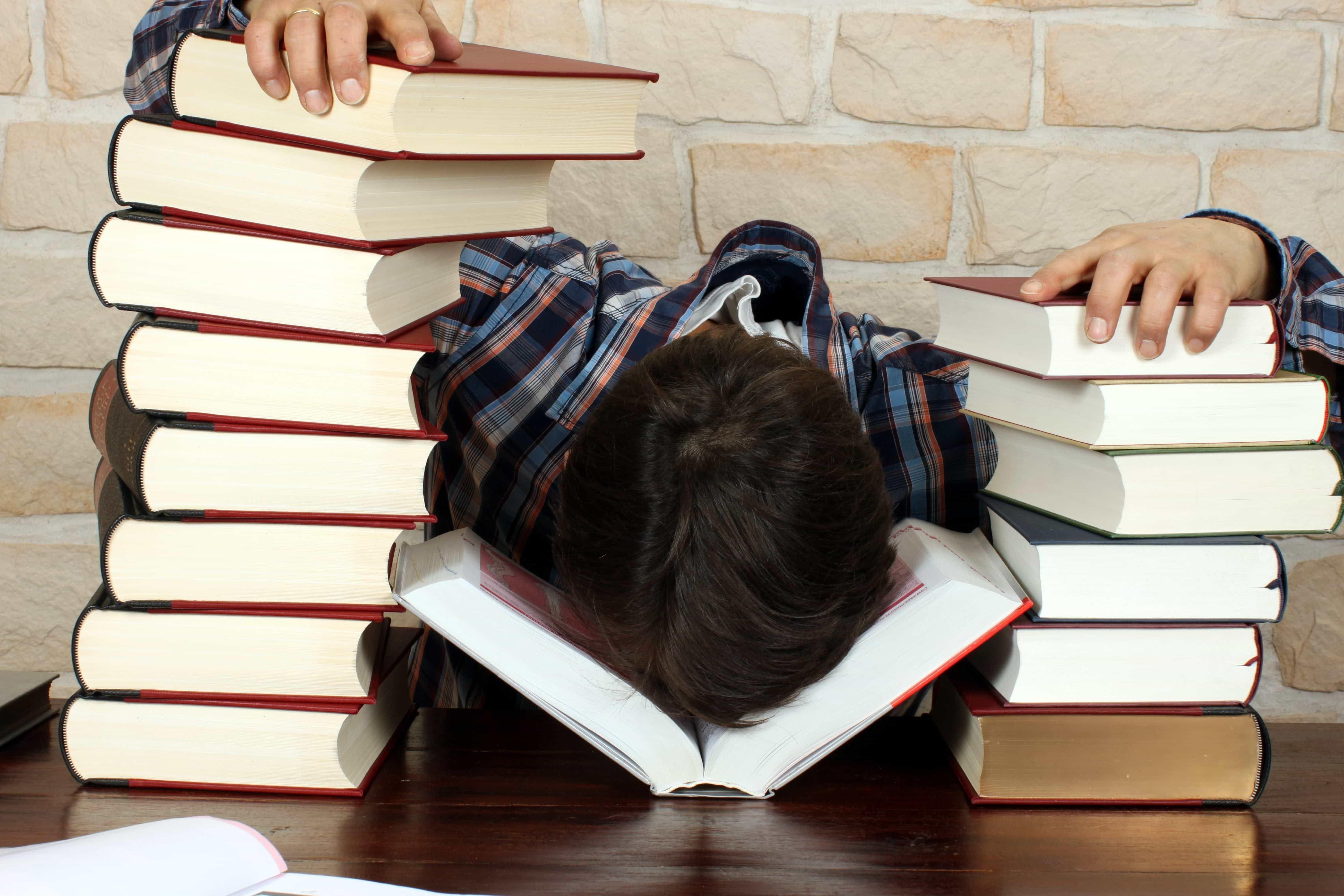 Notte prima degli esami: i dieci modi in cui la passeranno gli studenti