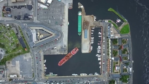 Irlanda, l'impresa della petroliera: manovre d'abilità per attraccare