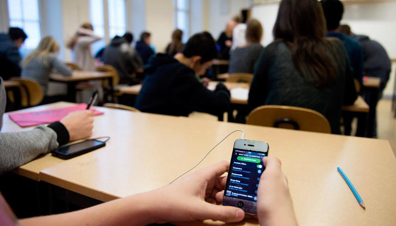 Smartphone in classe, chi viene beccato fa le pulizie