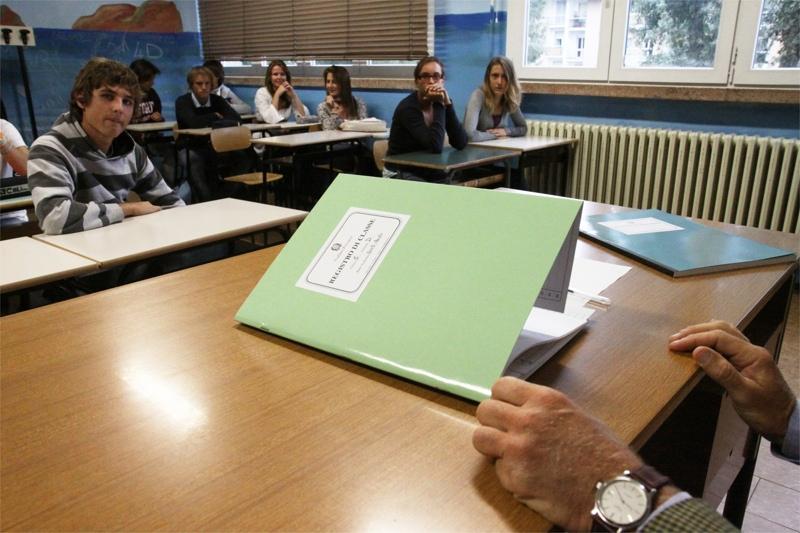 Professori, basta chat con gli studenti: previsto il licenziamento