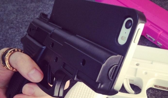 iPhone, ecco la cover a forma di pistola