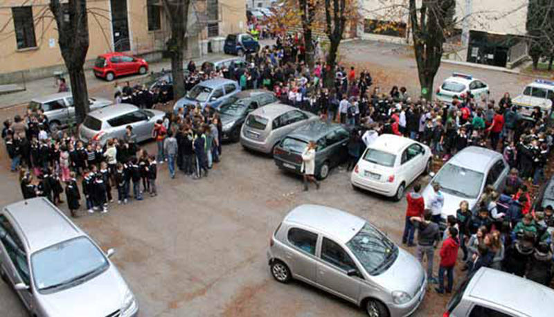 Scuola, anche i cortili sono da incubo: uno su tre è un parcheggio