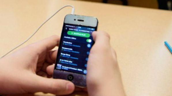Lecce, papà sgrida la figlia 12enne per il cellulare: lei si ferisce al polso | Giudice la allontana dalla famiglia