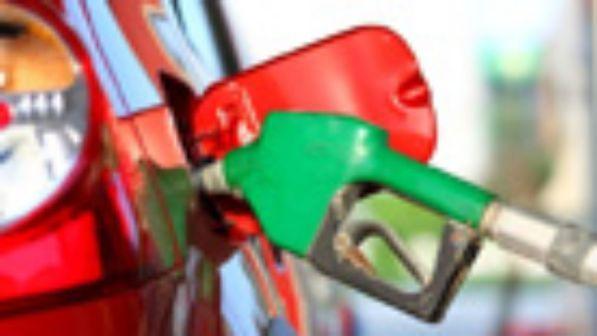 Benzina sopra 1,6 euro al litro, un pieno costa il 5-8% in più rispetto al 2017