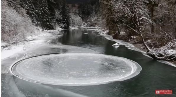 Il cerchio di ghiaccio ruotante che ipnotizza la vista