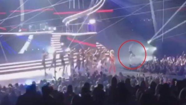 Britney Spears, durante il concerto un uomo si tuffa sul palco: arrestato