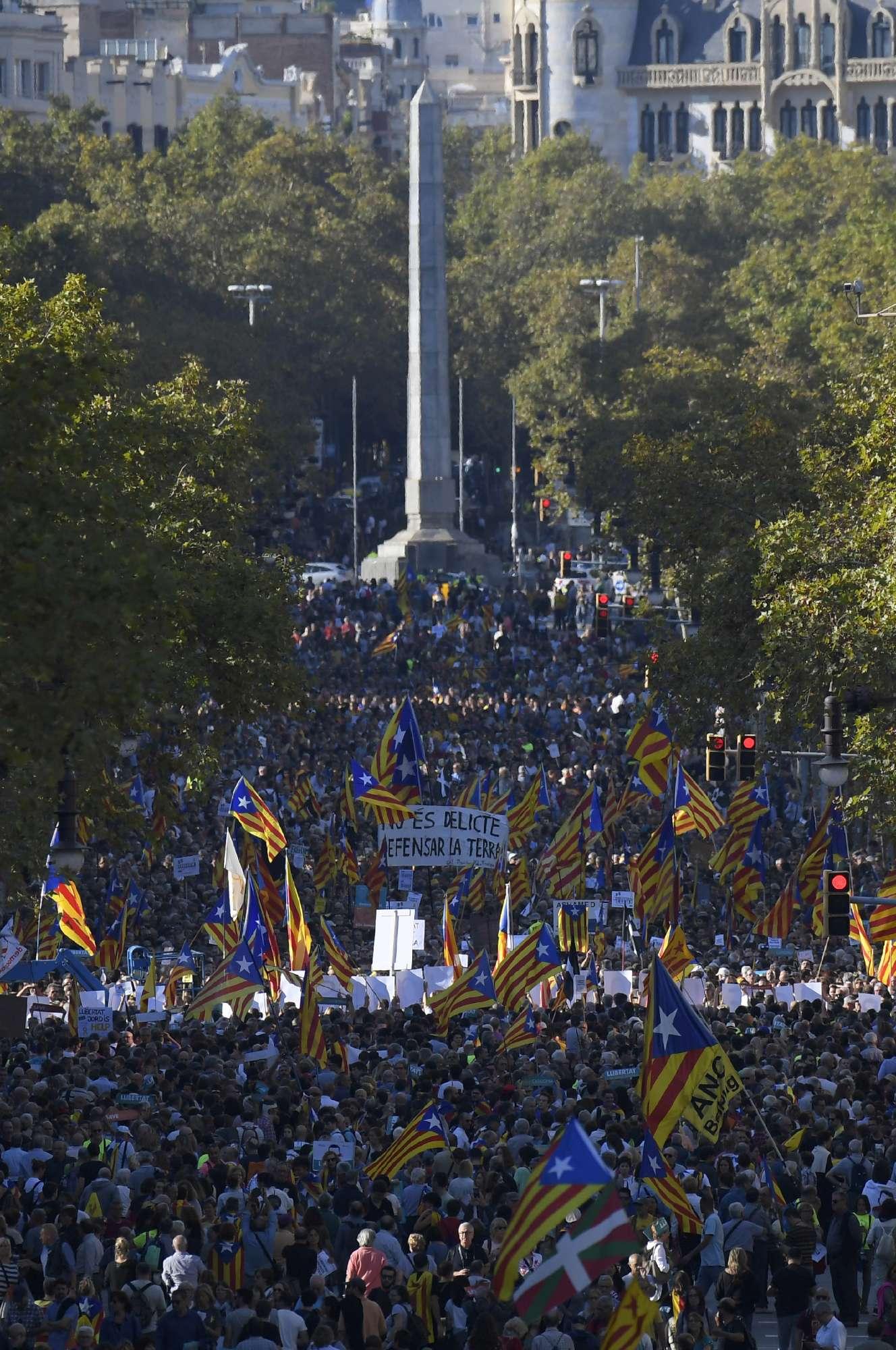 Barcellona, migliaia in piazza contro il commissariamento