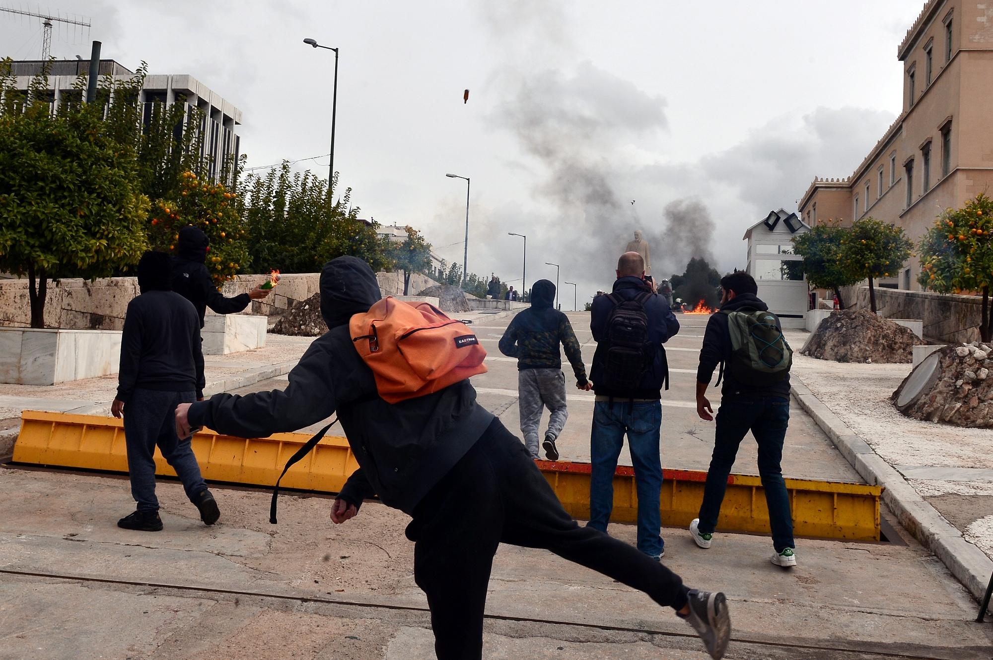 Atene, scontri in piazza con gli studenti