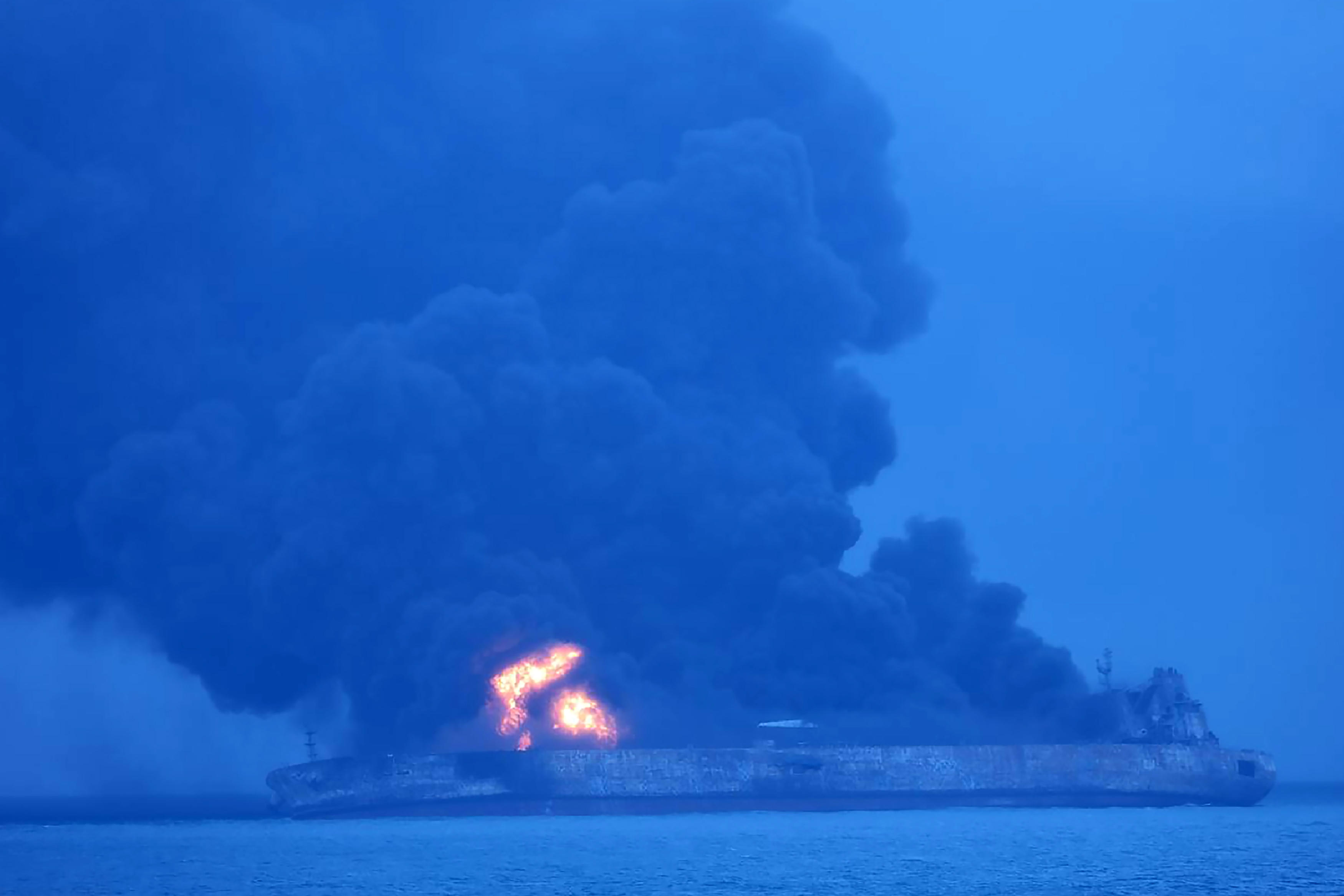 Cina affonda petroliera iraniana si teme disastro ambientale