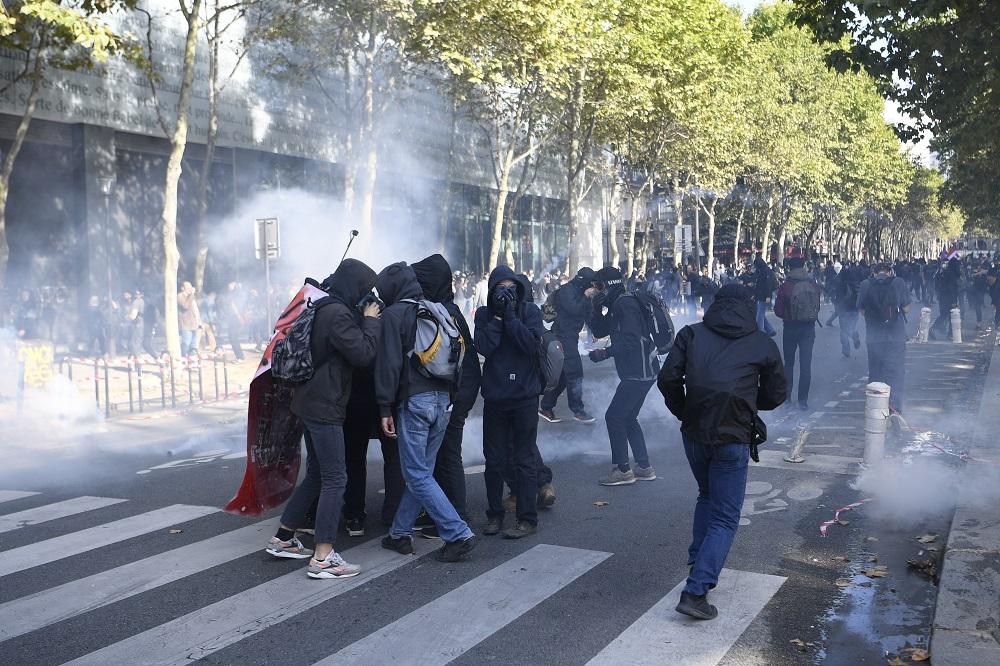 Francesi in piazza contro la riforma del lavoro