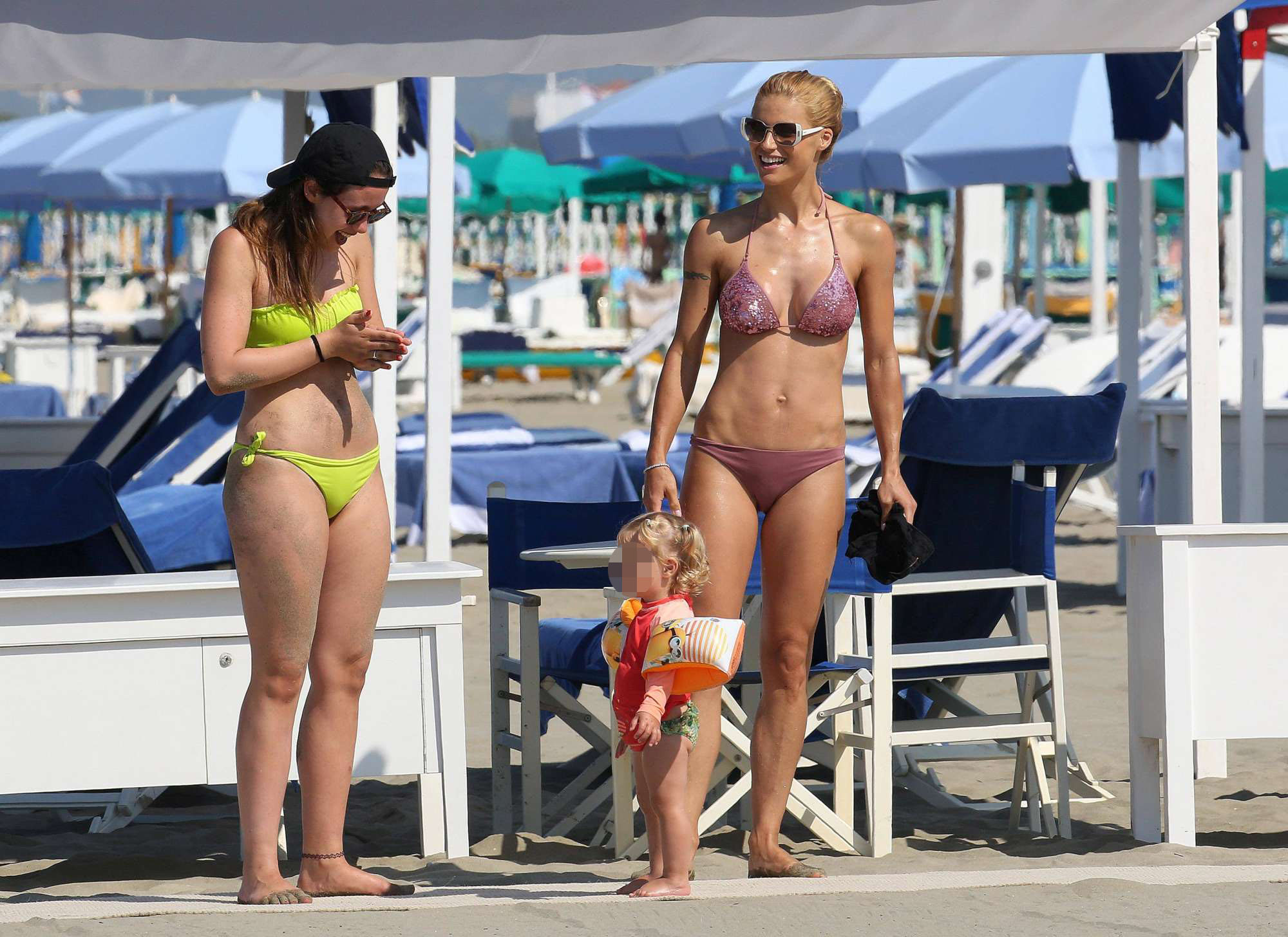 Hunziker al mare, eccola in bikini con le figlie