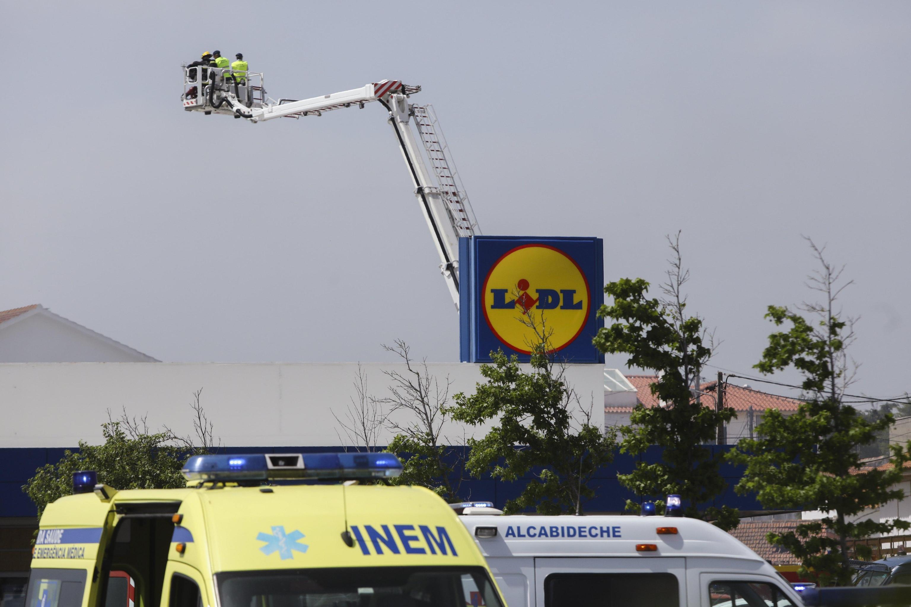 Aereo privato precipita vicino a un spermarket: morte cinque persone