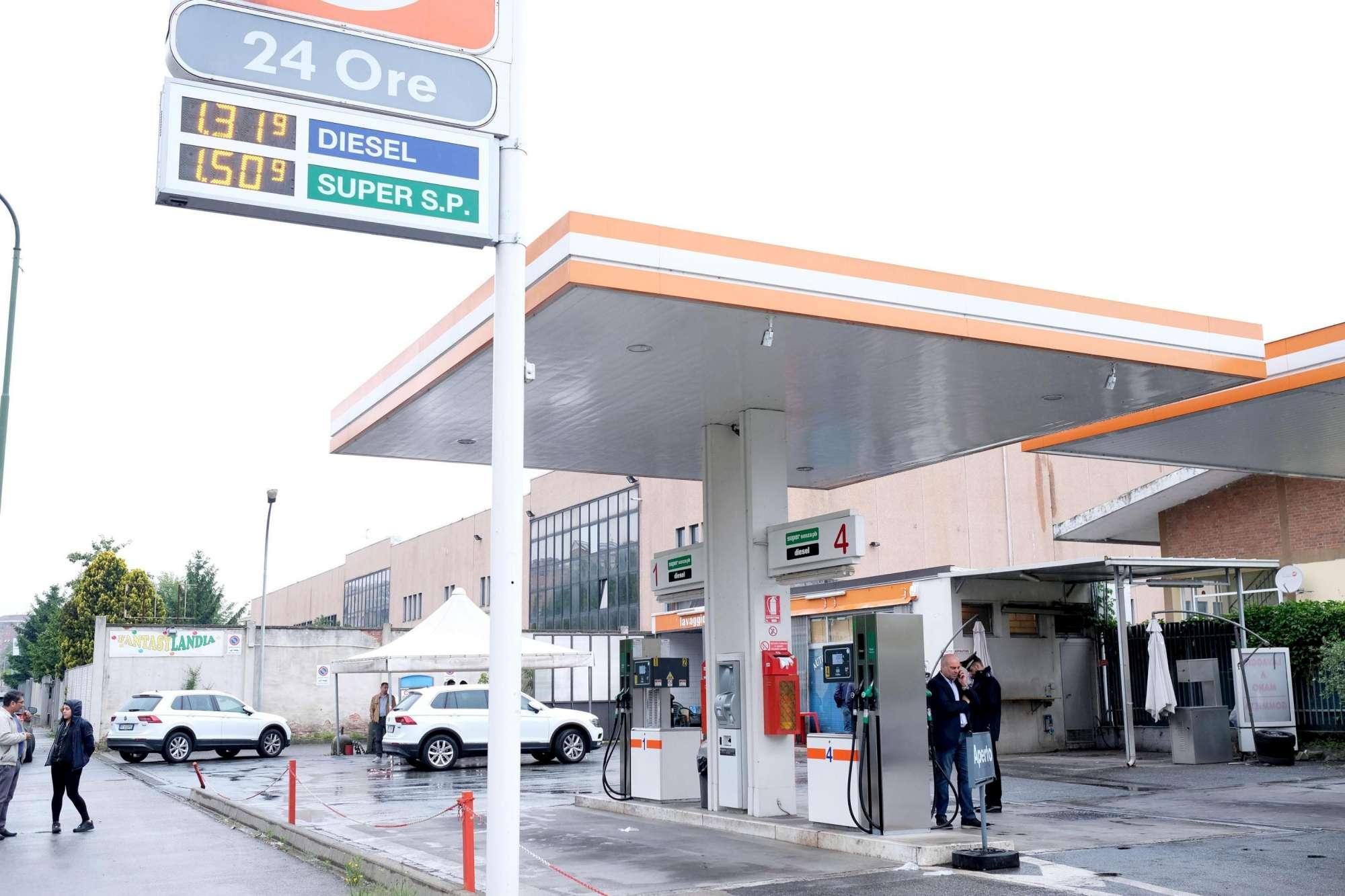 Sparatoria nell'area di servizio, ferito un benzinaio