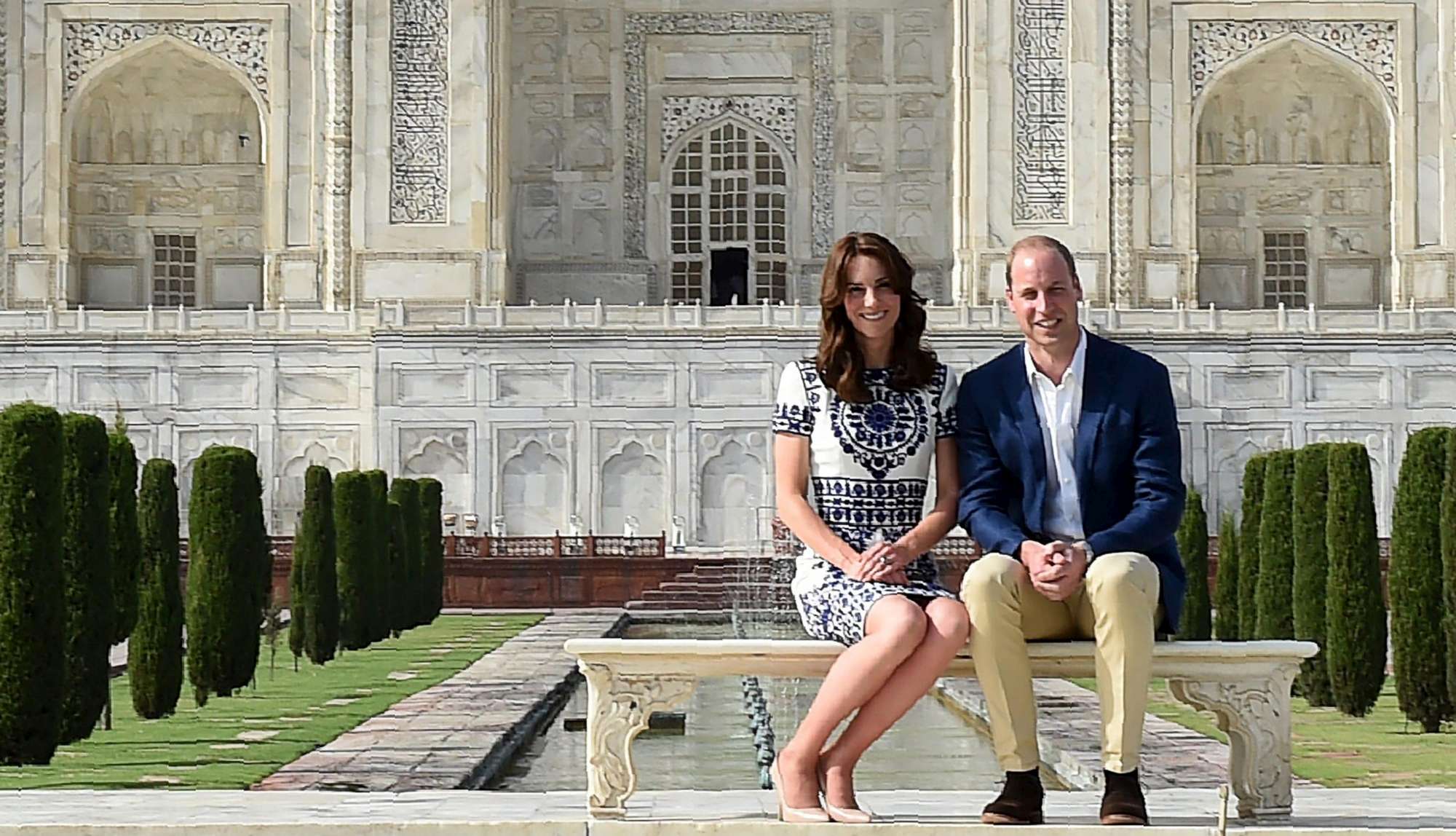 Gb, William e Kate terminano missione India con visita a Taj Mahal