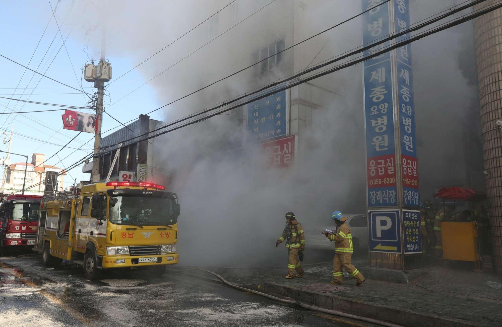 Incendio in un ospedale, è strage: decine di morti e feriti Incendio in un ospedale, è strage: decine di morti e feriti