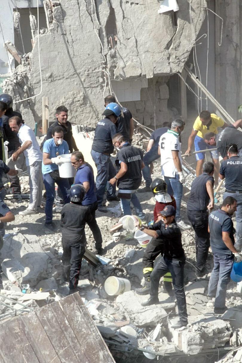 Crollo di Torre Annunziata, le immagini della tragedia