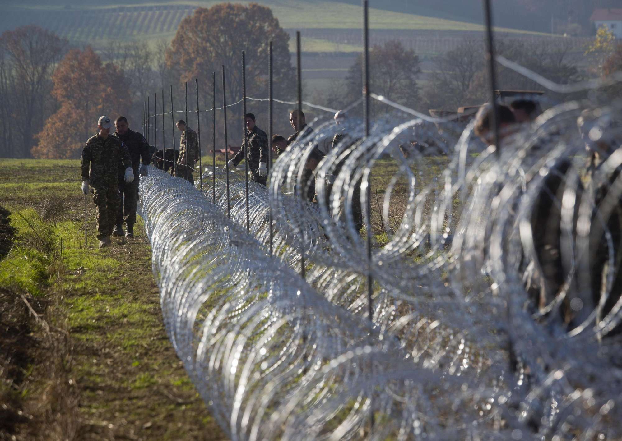 La Grande Muraglia di Calais: Gb costruirà barriera anti-migranti