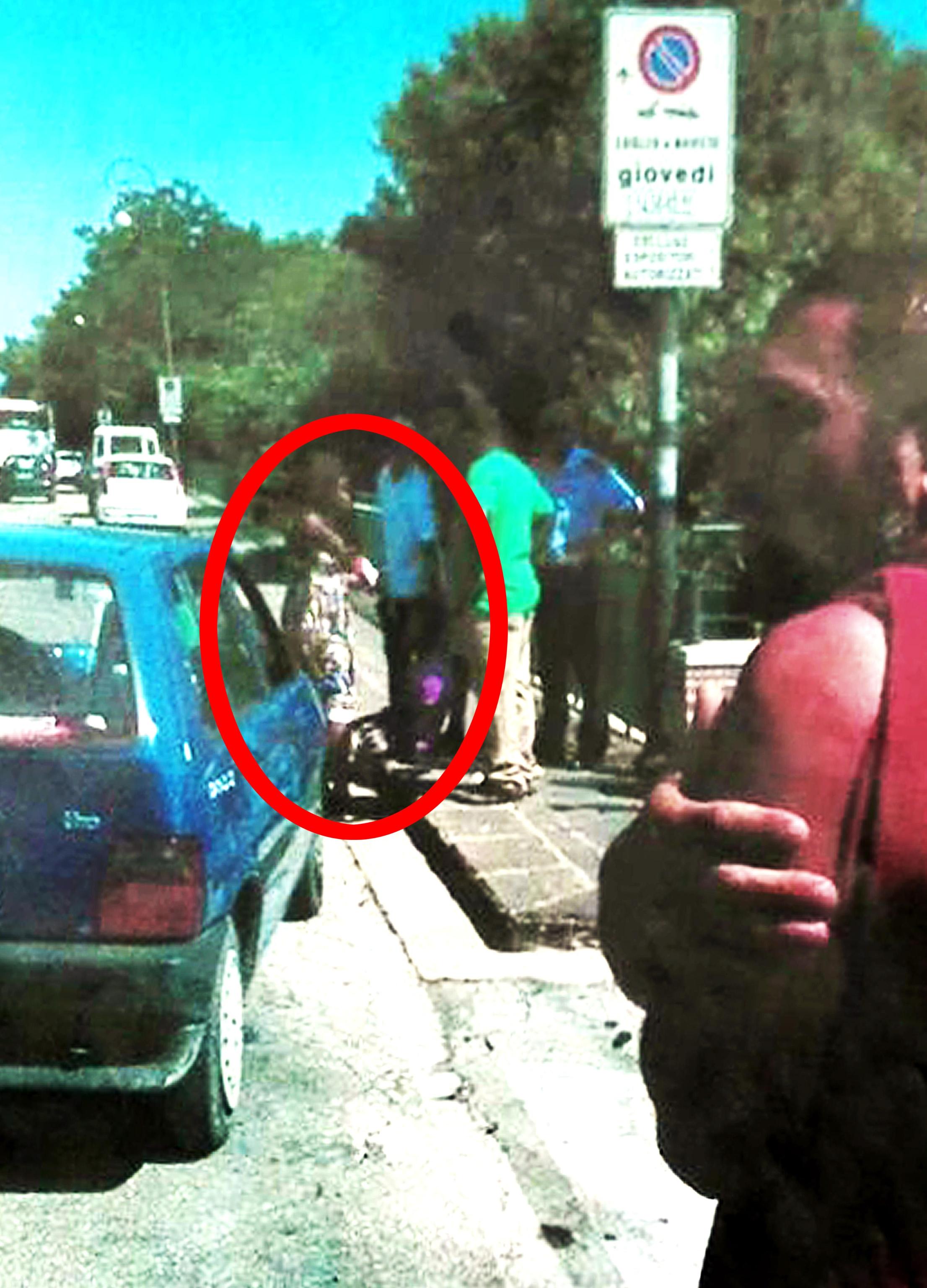 Migrante ucciso a Fermo, le foto dei drammatici momenti dopo la colluttazione