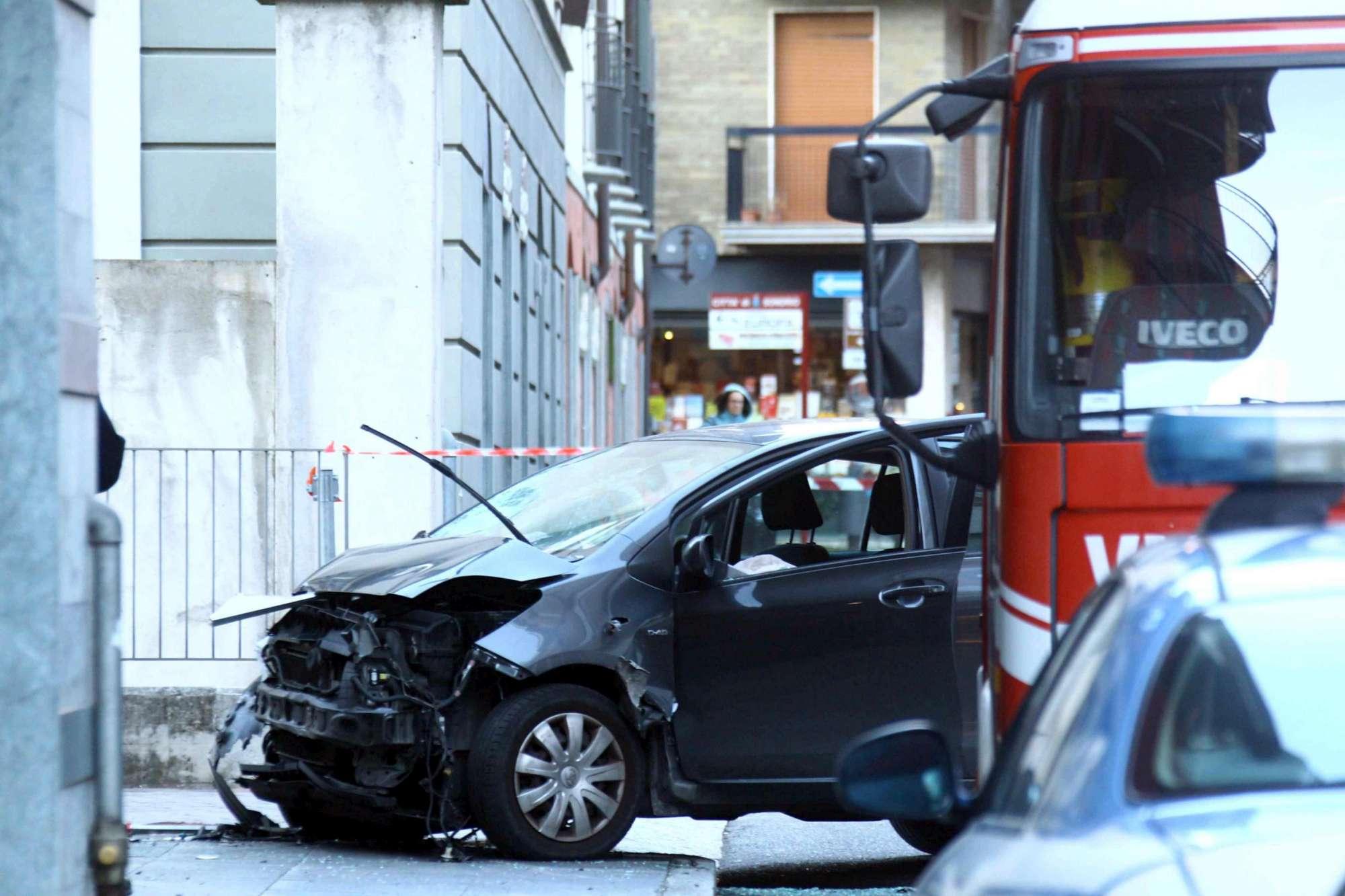 Sondrio, ubriaco in auto travolge i passanti in una zona pedonale