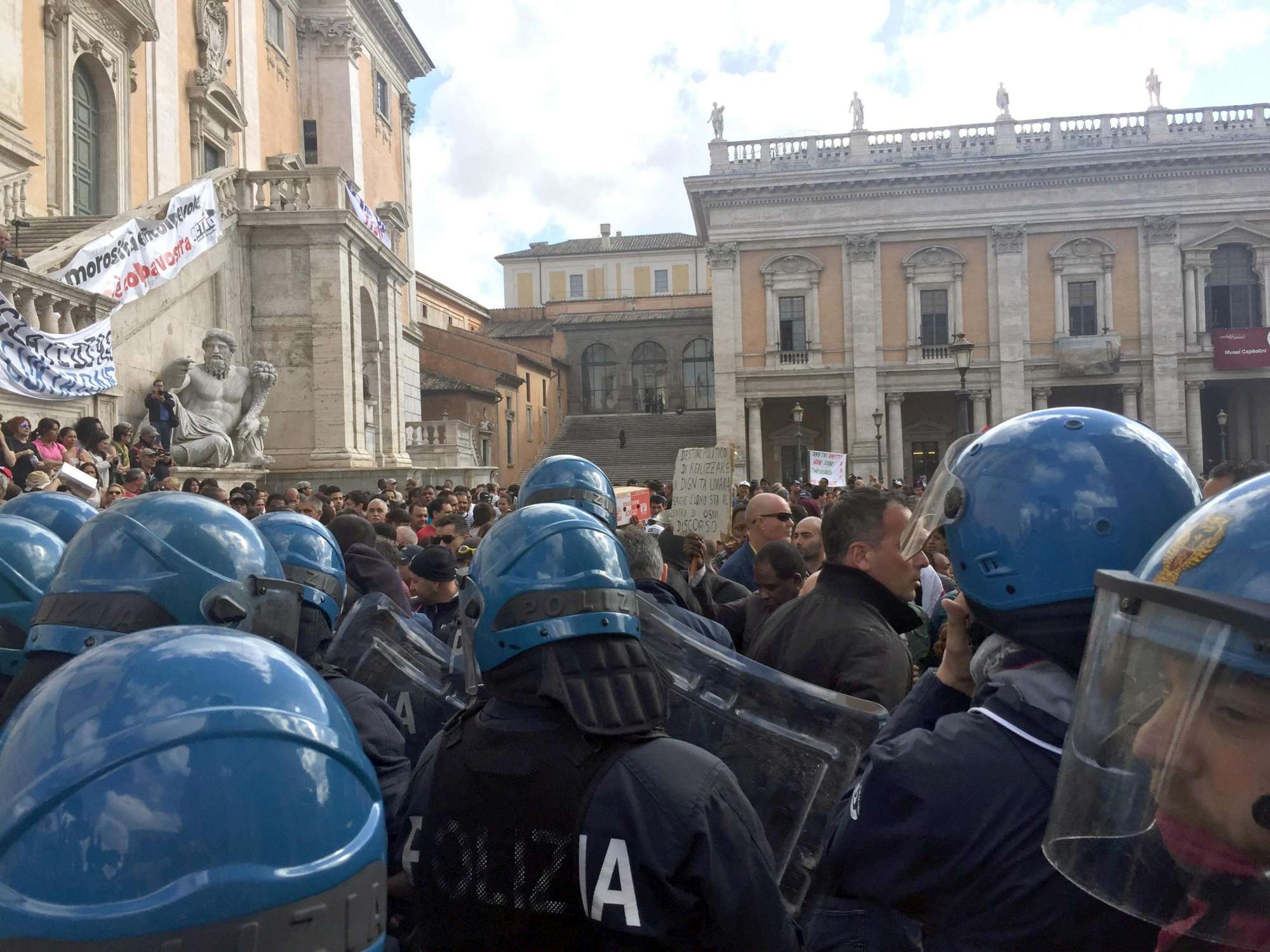 Casa: cariche polizia con idranti a Roma