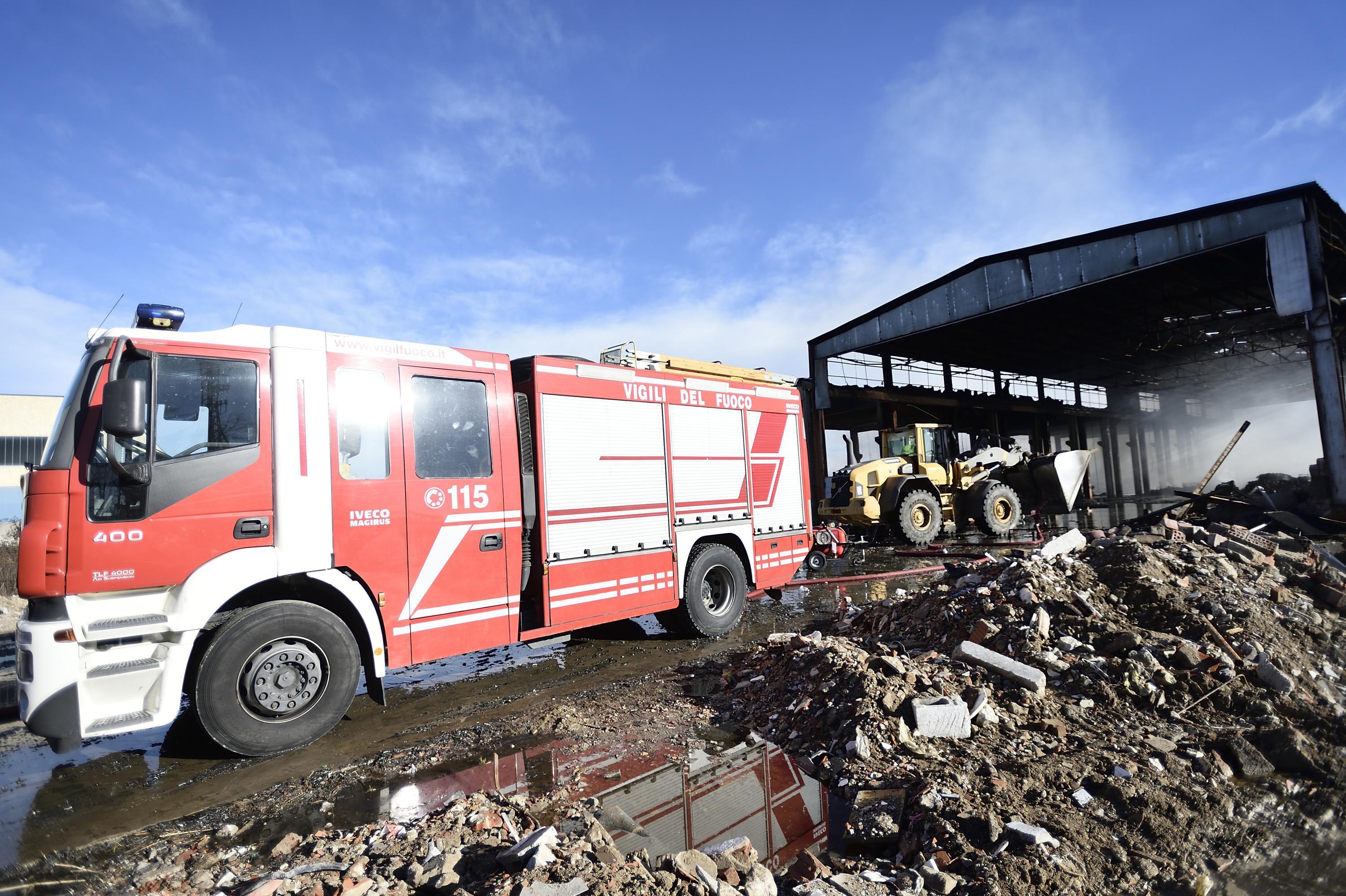 Pavia, incendio in un capannone di materie plastiche