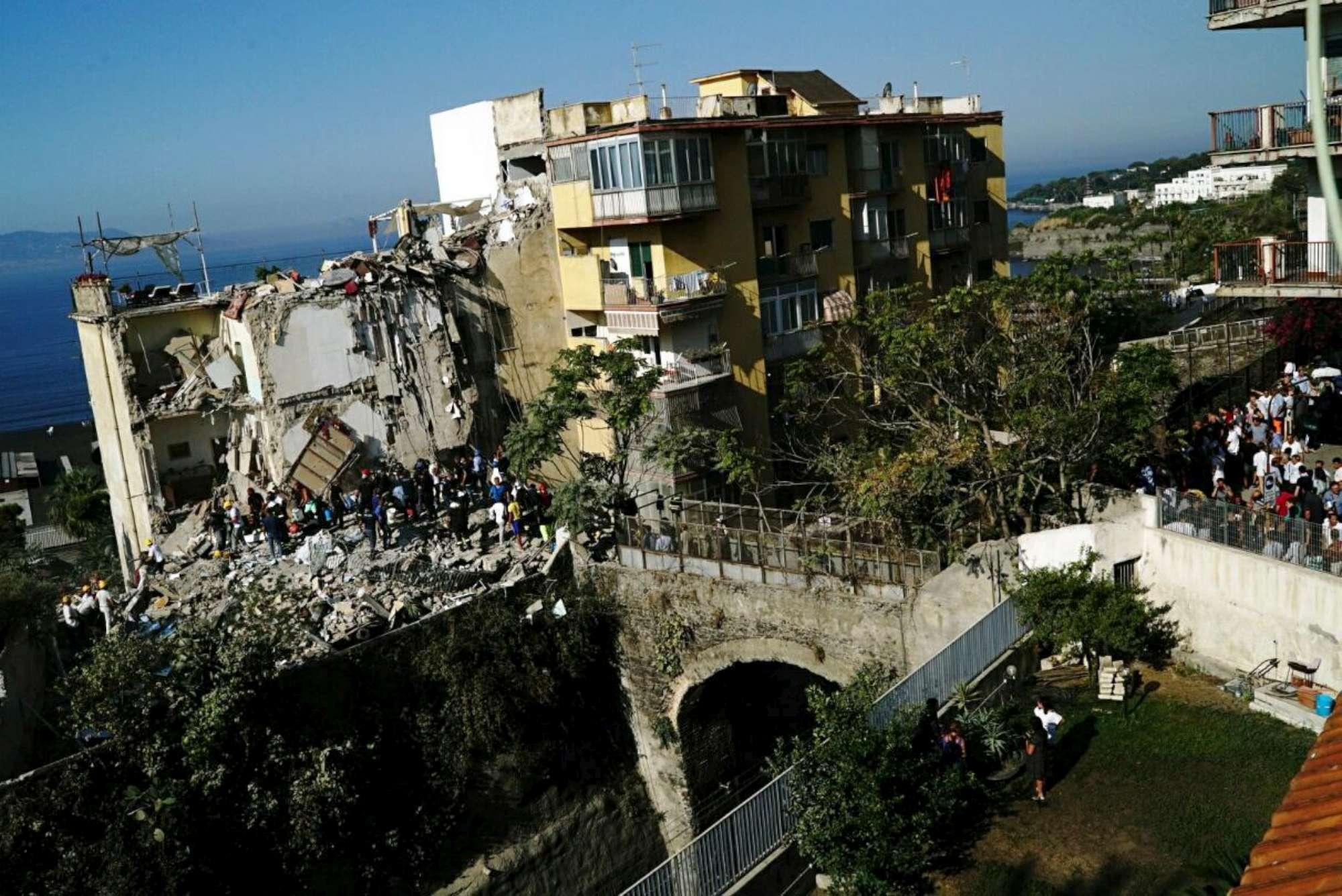 Crollo di Torre Annunziata, le immagini della tragedia