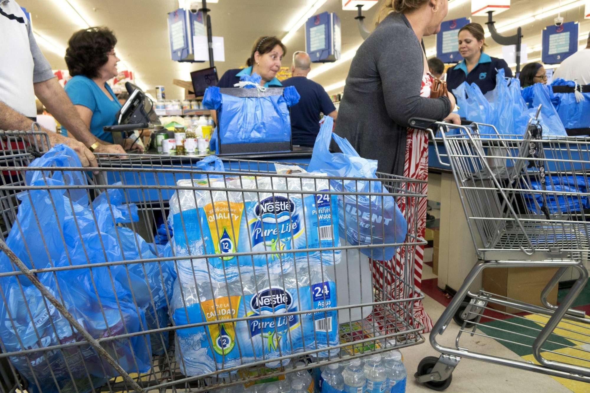 Scorte di cibo e pannelli per proteggere le abitazioni: la Florida si prepara all uragano Matthew