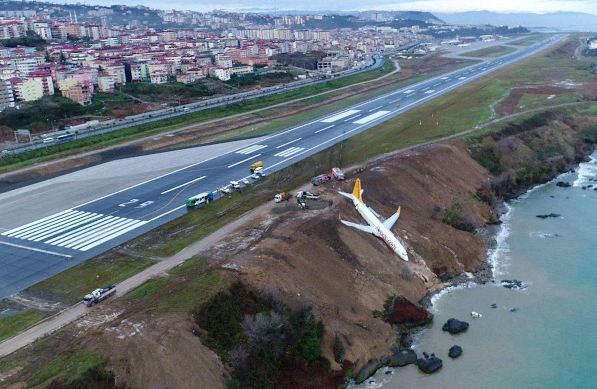 Turchia, aereo passeggeri fallisce l'atterraggio: nessun ferito Turchia, aereo passeggeri fallisce l'atterraggio: nessun ferito