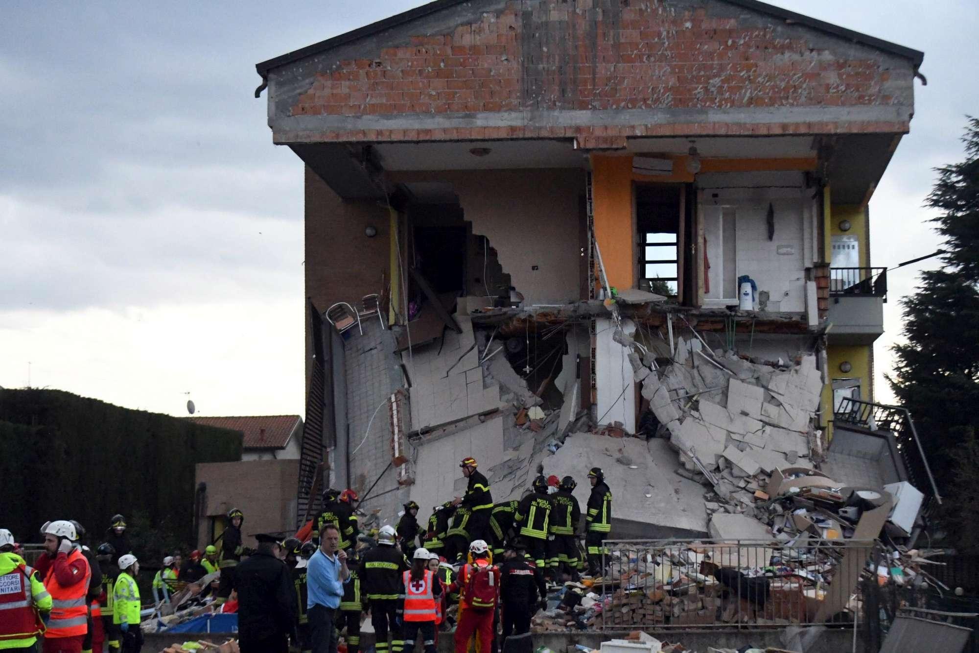 Rescaldina (Milano), esplode e crolla una palazzina: otto persone salvate, un disperso