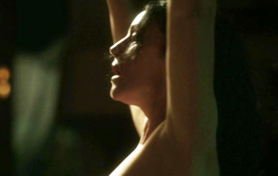 Monica Bellucci, a 52 anni in topless per  Mozart In The Jungle 