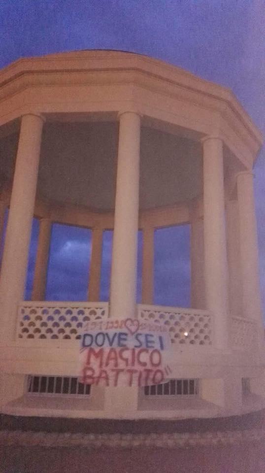 Livorno, il padre appende degli striscioni per trovare il cuore del figlio morto