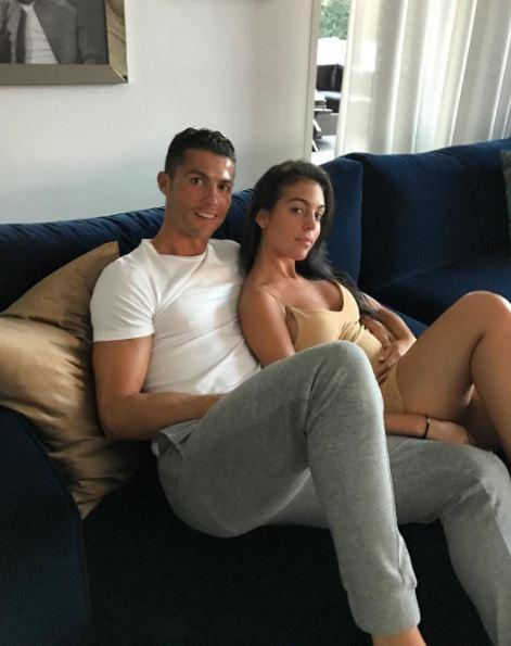 Cristiano Ronaldo papà bis: la fidanzata Georgina Rodriguez incinta di due gemelli Cristiano Ronaldo papà bis: la fidanzata Georgina Rodriguez incinta di due gemelli